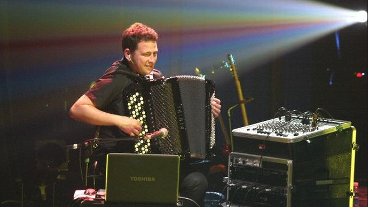 Joxe Mendizabal akordeoi-joleak girotutako dantzaldia domekan