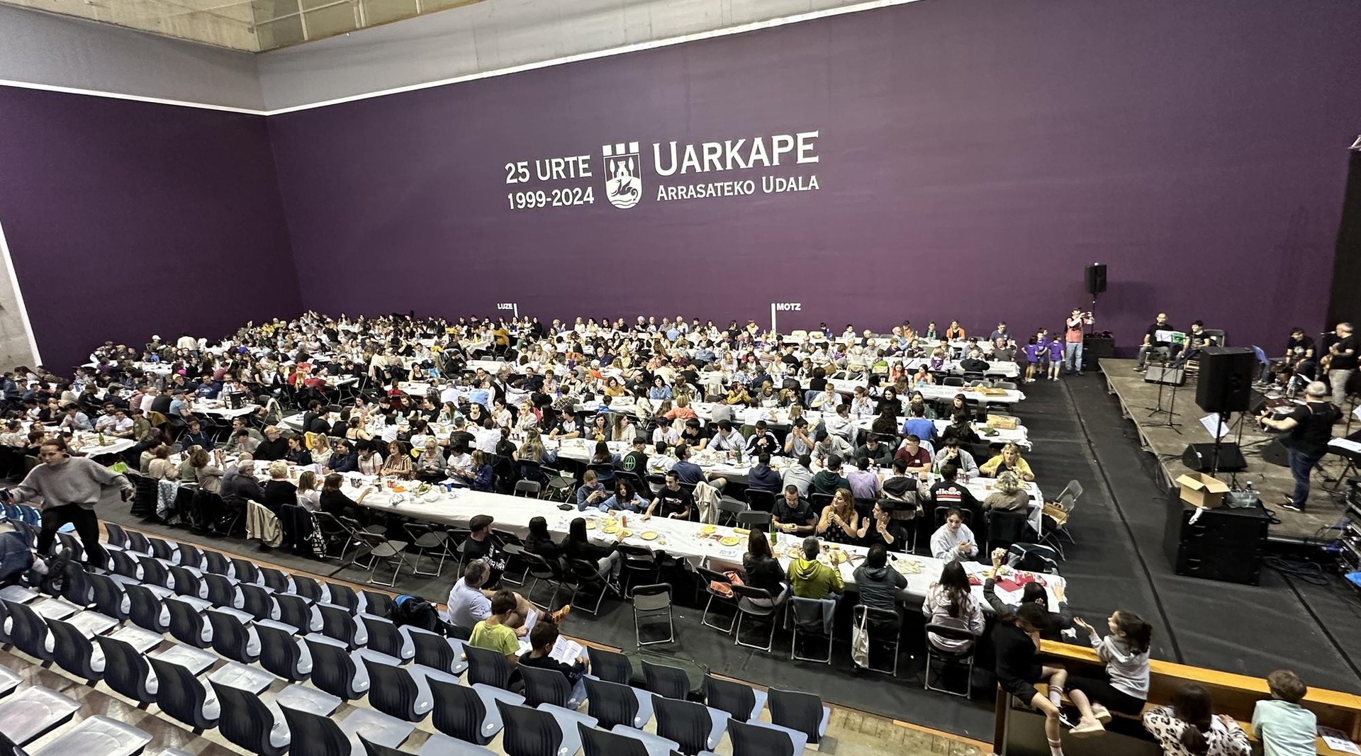 Ordubetean agortu dira Korrikako kantu afarirako sarrerak