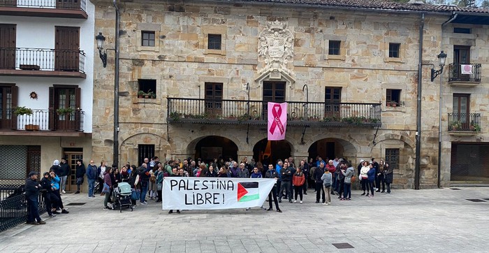 'Palestina libre' lelopean, elkarretaratzea egin dute Herriko Plazan