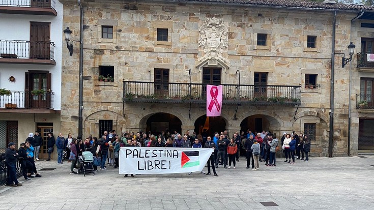 'Palestina libre' lelopean, elkarretaratzea egin dute Herriko Plazan