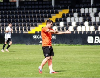 Asteburu bipolarra Mondrarentzat: Lehen Taldeak 7-0 jasan zuen Irunen 5. minutuan hamarrekin geratuta, eta Senior Bk iraupenerako borrokan bizirik darrai (2-1)