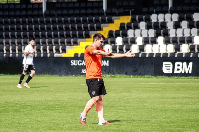 Asteburu bipolarra Mondrarentzat: Lehen Taldeak 7-0 jasan zuen Irunen 5. minutuan hamarrekin geratuta, eta Senior Bk iraupenerako borrokan bizirik darrai (2-1)