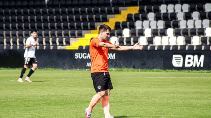 Asteburu bipolarra Mondrarentzat: Lehen Taldeak 7-0 jasan zuen Irunen 5. minutuan hamarrekin geratuta, eta Senior Bk iraupenerako borrokan bizirik darrai (2-1)