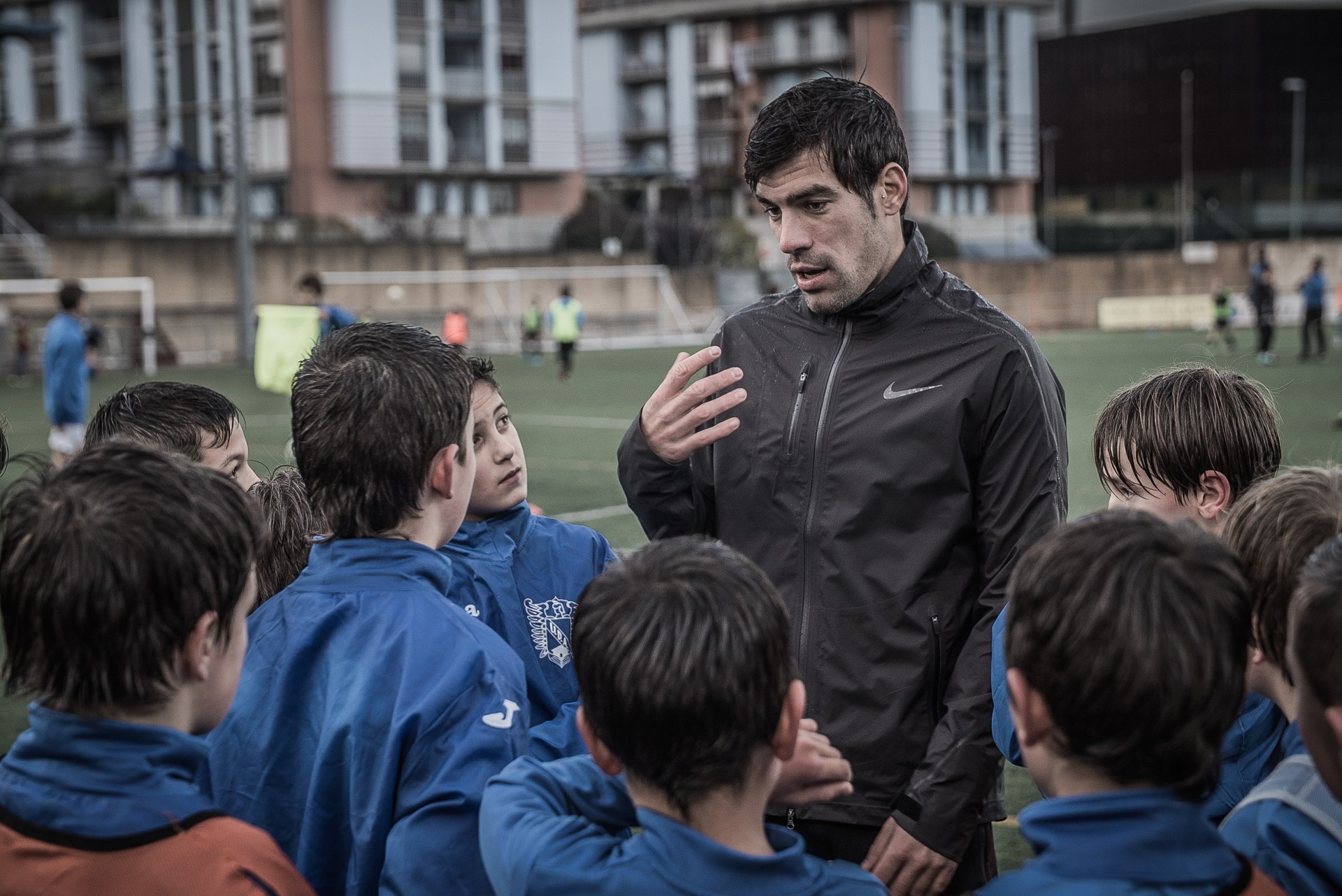 Alaves taldeko kapitaina UDAko futbol eskolako neska-mutikoen lan saioan izan da