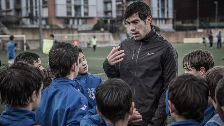 Alaves taldeko kapitaina UDAko futbol eskolako neska-mutikoen lan saioan izan da