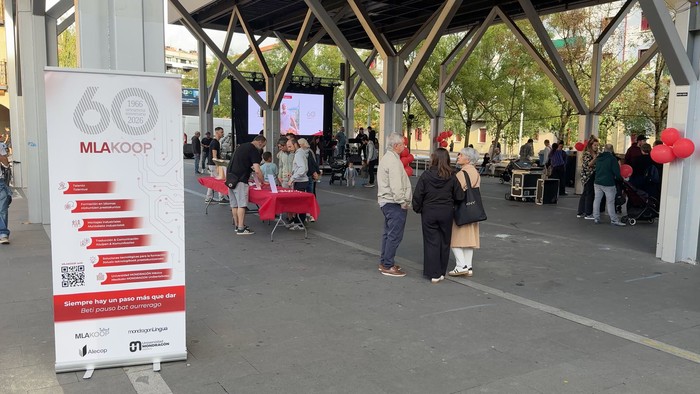 MLAKOOPen 60. urteurrena ospatu dute Arrasateko Biteri Plazan