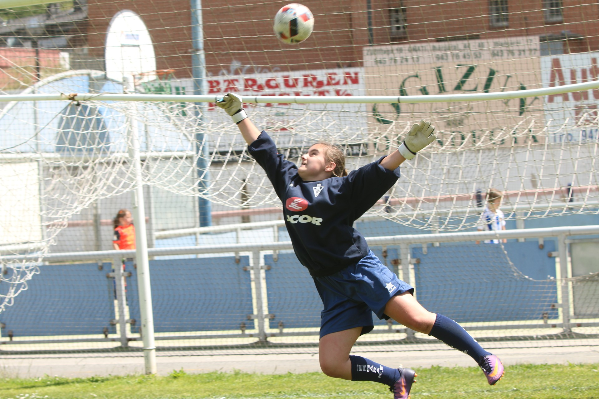 Neska futbolarien topaketa jendetsua izan da Bergaran