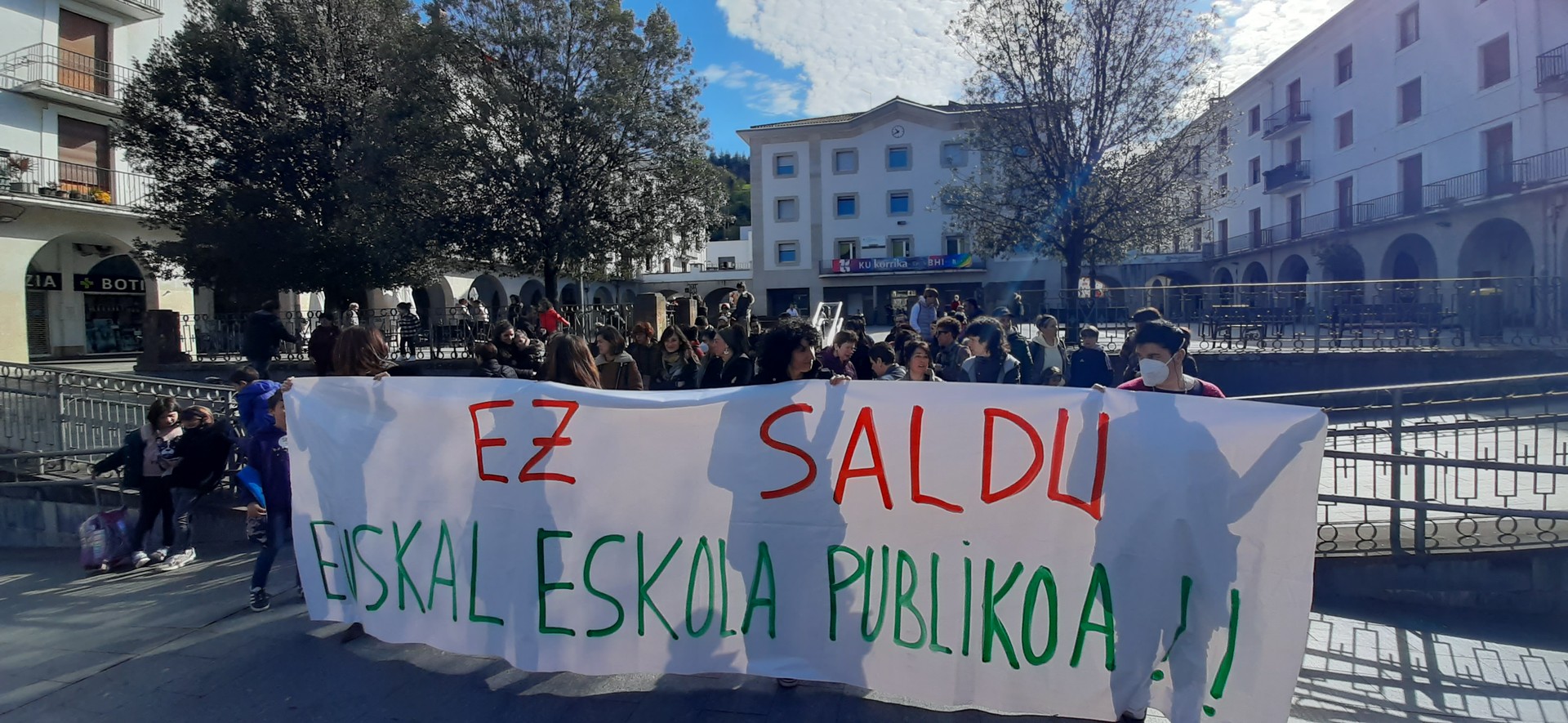 Euskal hezkuntza publikoa ez dago salgai