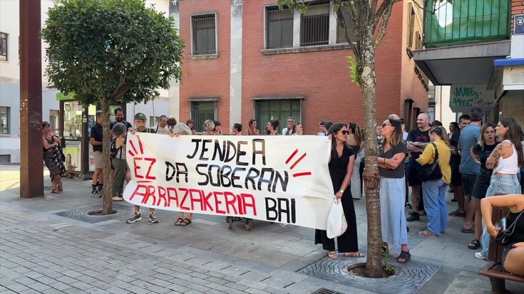 Albisteak: ‘Arrazakeriaren oldarraldiari aurre!’ izenburupean, elkarretaratzea egin dute Bergaran; bainu denboraldiaren balorazioa eta Oñatiko unibertsitate zaharraren fatxada berritua