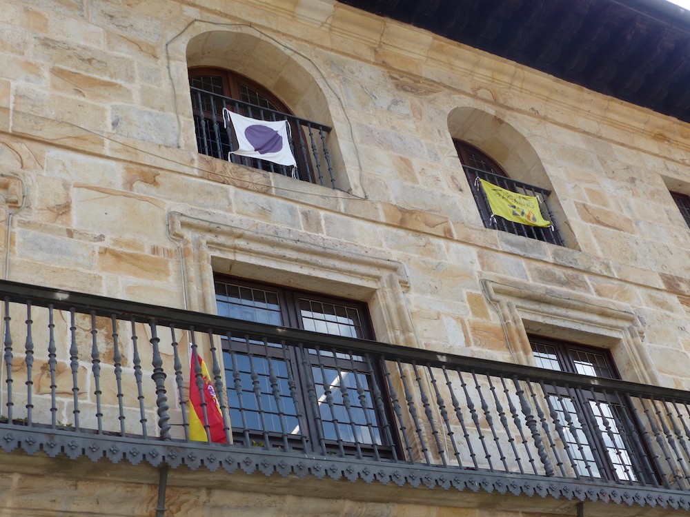 Espainiako bandera jarri dute Aramaioko udaletxean, epaitegiak aginduta