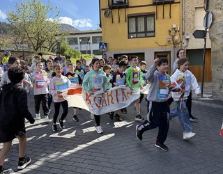 Eskuz esku pasatu dute lekukoa Antzuolako Korrika Txikian