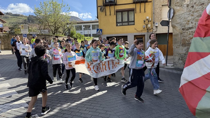 Eskuz esku pasatu dute lekukoa Antzuolako Korrika Txikian