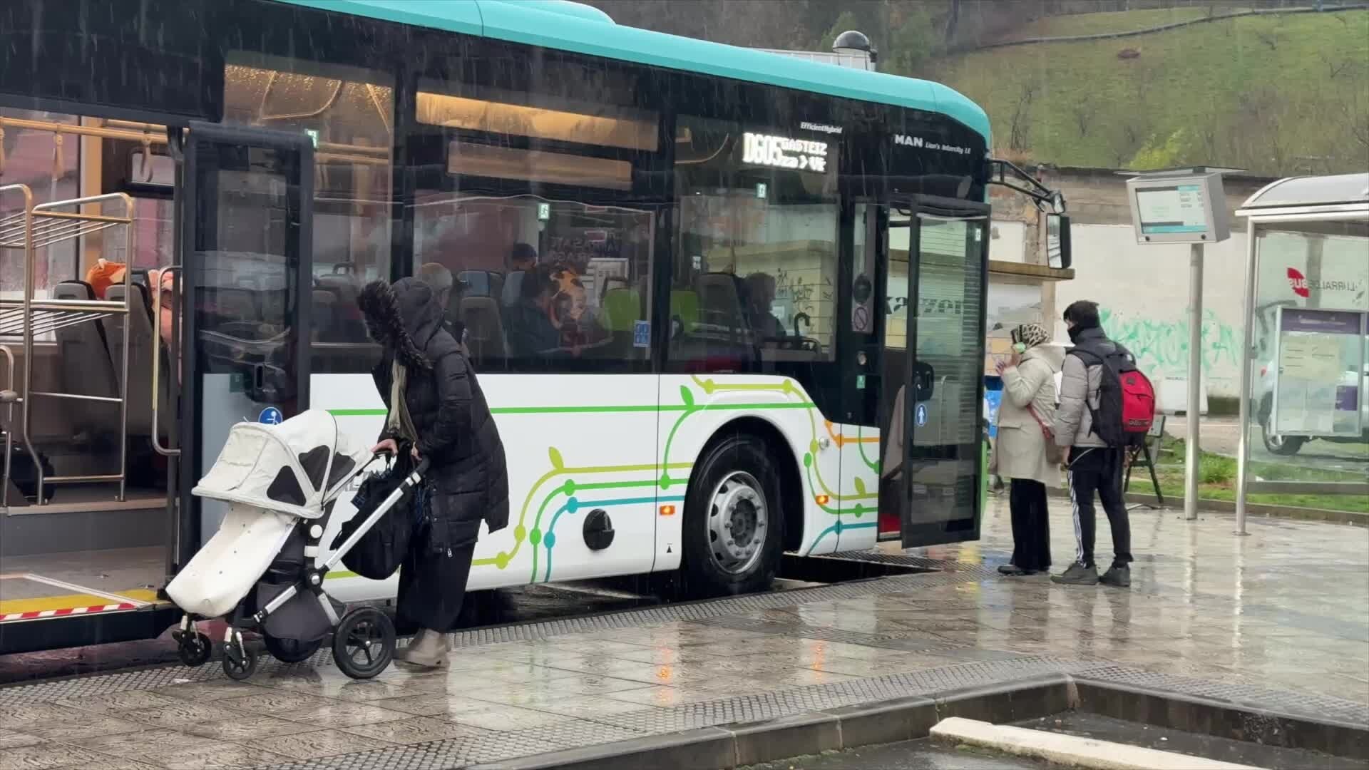 Autobusak Udala auzora, eklipsea ikustera joateko