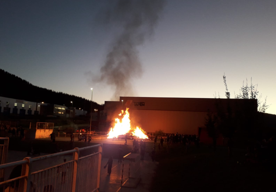 San Juan sua piztu eta gainetik salto egin dute, aurten ere, Elgetan
