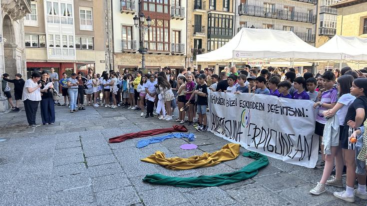 Azoka eta elkarretaratzea Arrasaten Aniztasunaren Eguna dela eta