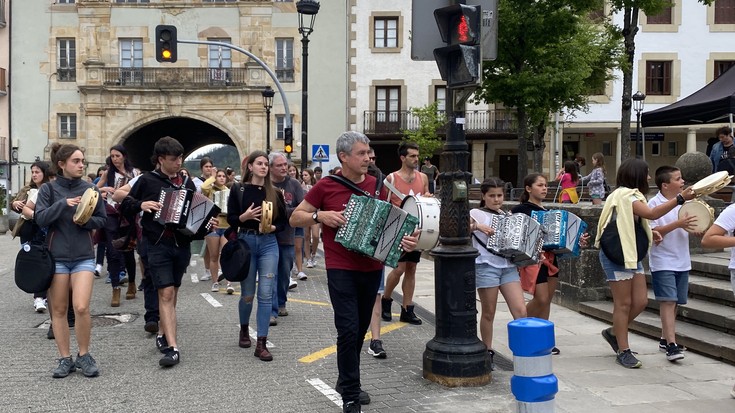 Trikitiaren eta panderoaren soinuekin gozatu dute bailarako trikitilariek Elgetan