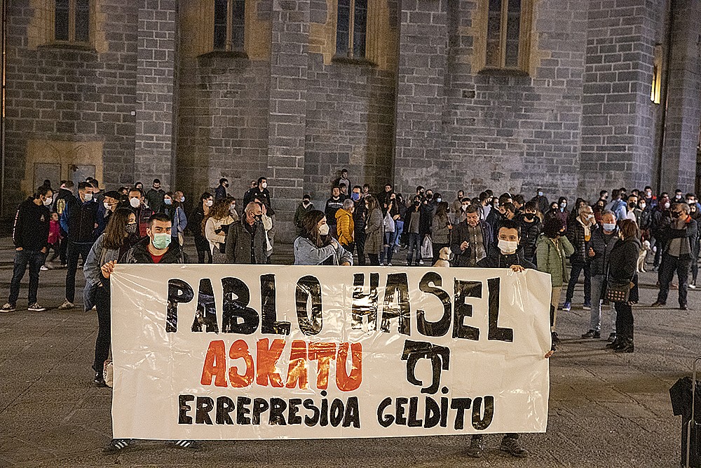 "Adierazpen askatasuna" aldarrikatu dute Pablo Haselen atxiloketa salatzeko elkarretaratzean