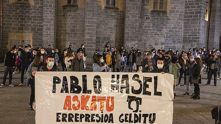 "Adierazpen askatasuna" aldarrikatu dute Pablo Haselen atxiloketa salatzeko elkarretaratzean