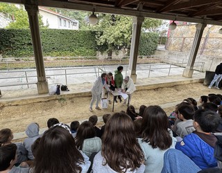 Hirugarren mailako 125 bat ikasle izan dira gaur San Joxepek antolatutako opari zozketan
