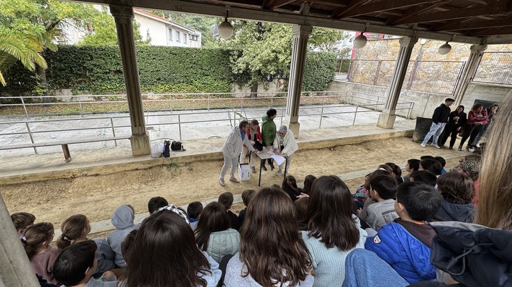 Hirugarren mailako 125 bat ikasle izan dira gaur San Joxepek antolatutako opari zozketan