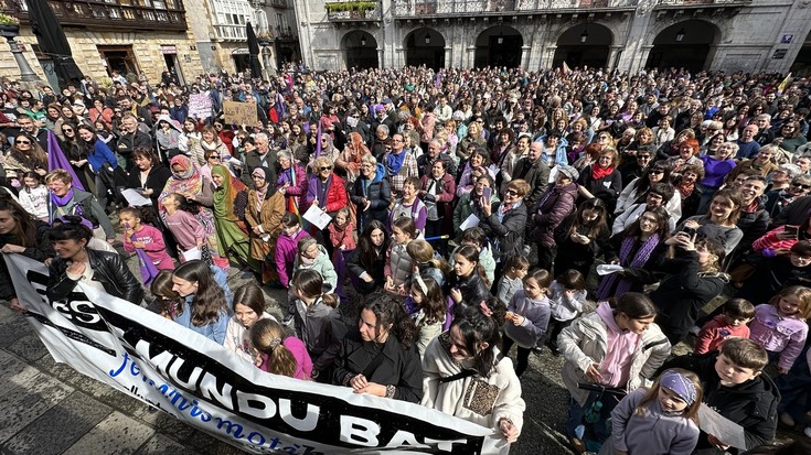Jendetza batu da Arrasaten Martxoaren 8ko aldarrikapenen bueltan