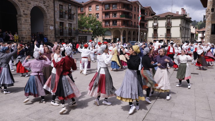 170 lagunek hartu dute parte Debagoieneko Dantzari Egunean