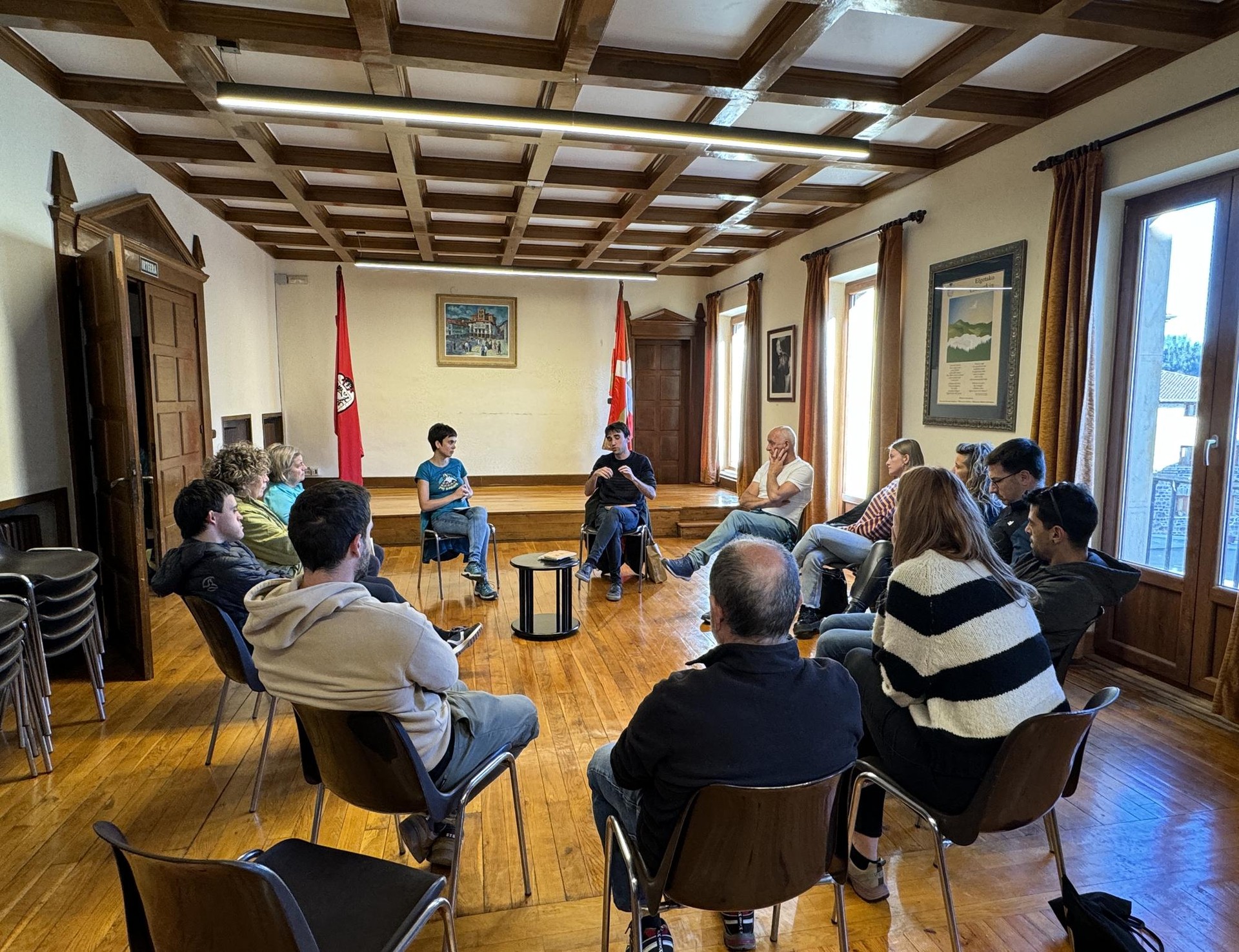 Jokin Bergara trantsizio ekosozialaren erronkaren inguruan aritu da Elgetako EH Bilduk gonbidatuta