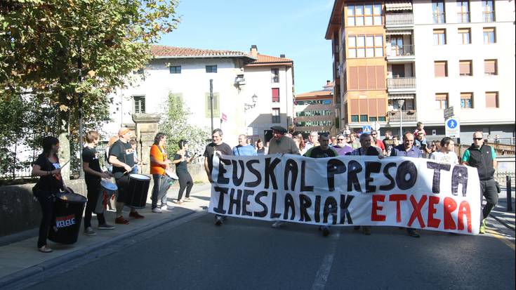 Konponbide demokratikoa eskatzeko manifestazioa egin dute Eskoriatzan