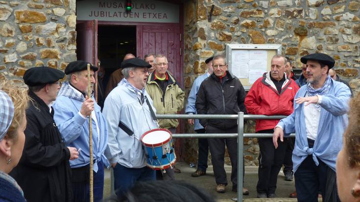 Santa-eskean ibili da Arrasateko Santa Ageda abesbatza