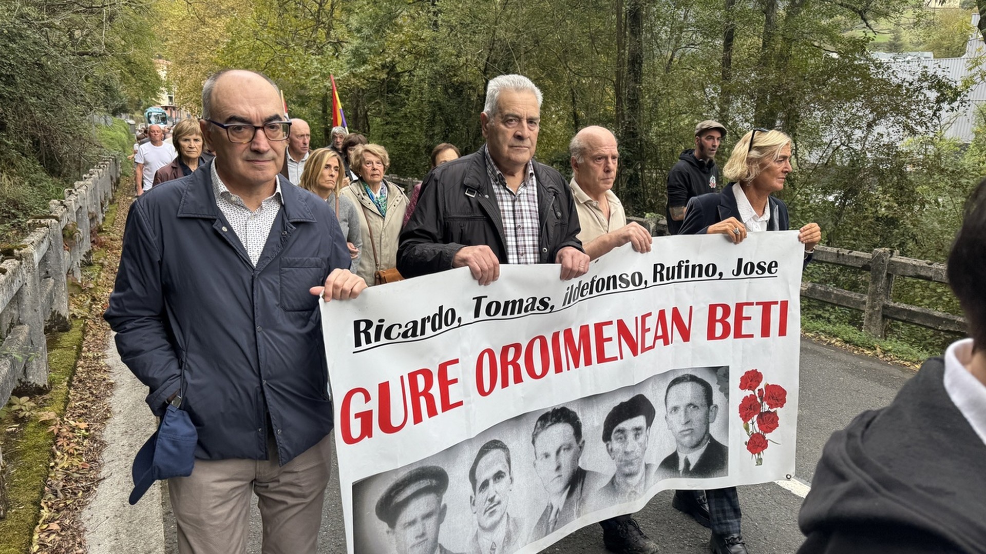 Osintxuko bost fusilatuak gogoan eta "gaur egungo gertaeren norabidearekin kezka handia dugulako"