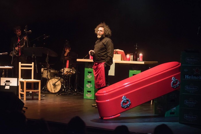 'El bar nuestro de cada día' antzezlana Amaia antzokira iritsiko da hilaren 25ean