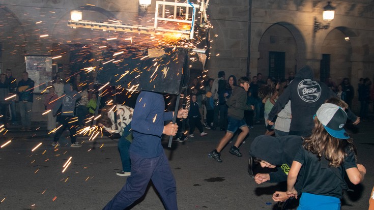 Zezen-suzkoak berotu zuen gaztetxoen zapatu gaua