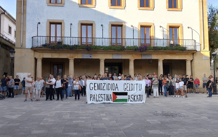 Palestinako genozidioa geratzeko elkarretaratzea herriko plazan