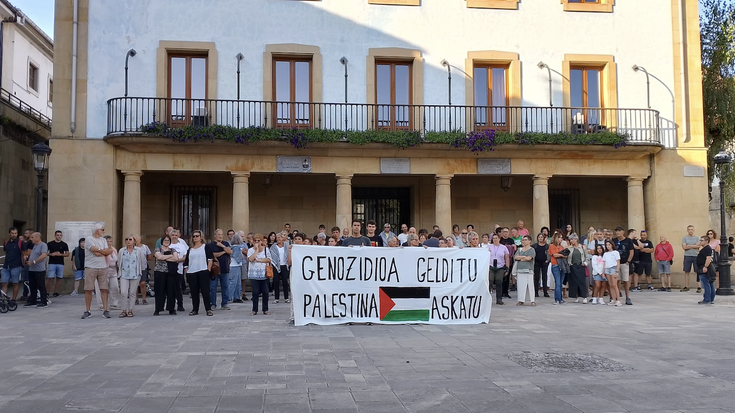 Palestinako genozidioa geratzeko elkarretaratzea herriko plazan