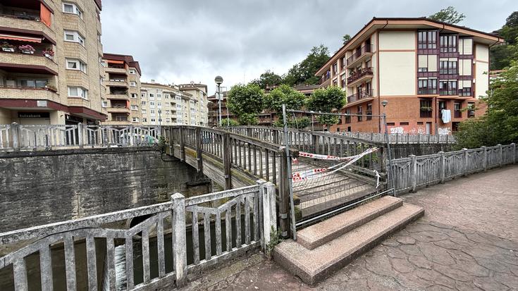 Santa Barbara eta Aragoa kalea lotzen dituen zubia itxita dago, eta guztiz berritu behar den ari dira aztertzen