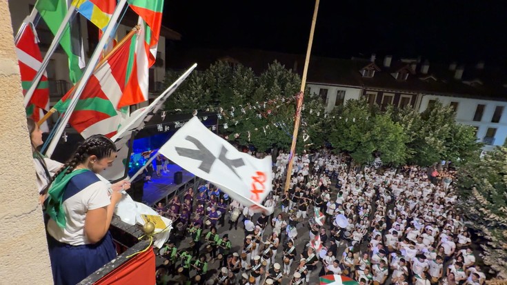 Herria alde batetik bestera zeharkatu du nagusien danborradak