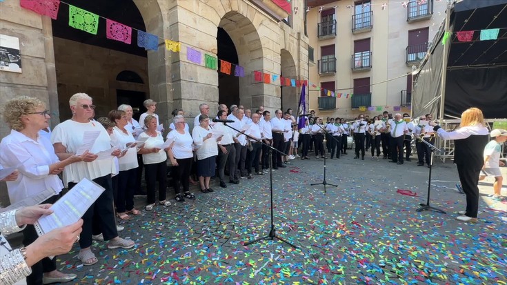 Ahotsek lagunduta eta bandaren musikarekin estreinatu dute Eskoriatzako ereserki berritua