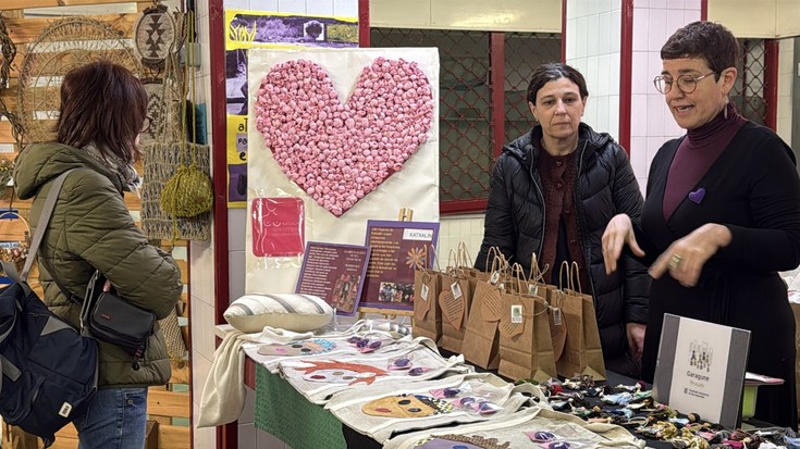 Emakumeek egindako jakiak eta eskulanak nagusi Arrasateko Azoka plazan