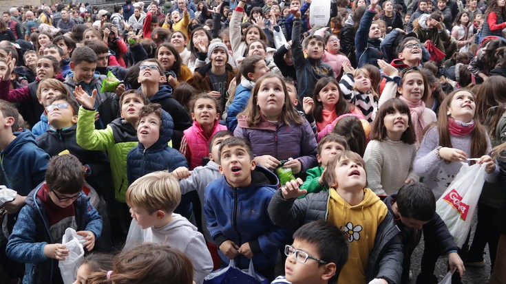 San Nikolas eguneko boloan gozokiak batzeko, haurrez bete da Arrasateko Herriko Plaza