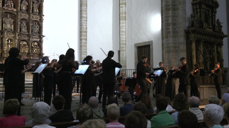 Bergarako San Pedro parrokia beteta, Euskadiko Orkestraren kontzertua entzuteko