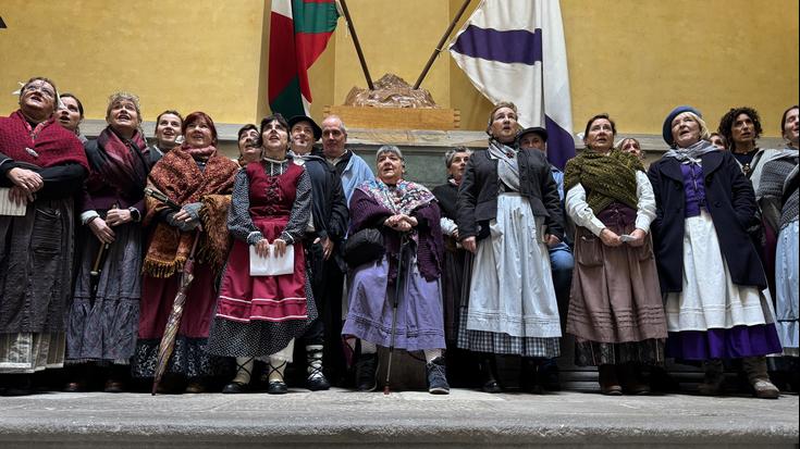 Udaletxeko eskailerak jendez bete dira Santa Ageda abesbatzaz gozatzeko