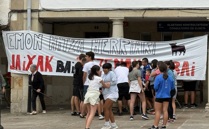 Jaietan sokamuturra egon dadin sinadurak batzen jarraituko dute