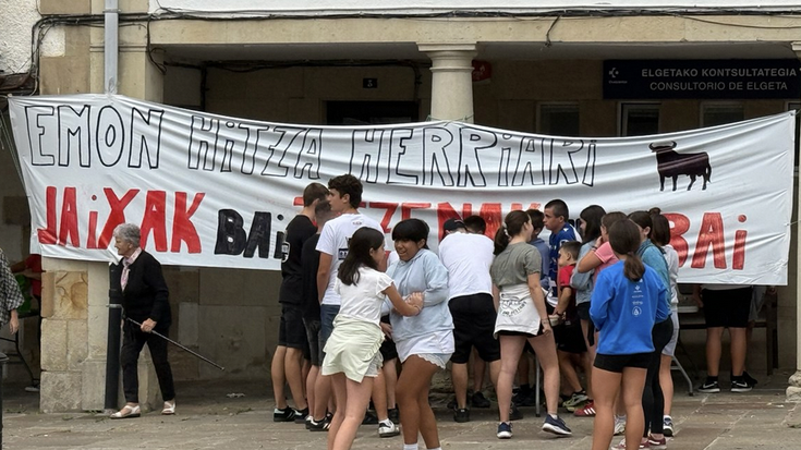 Jaietan sokamuturra egon dadin sinadurak batzen jarraituko dute