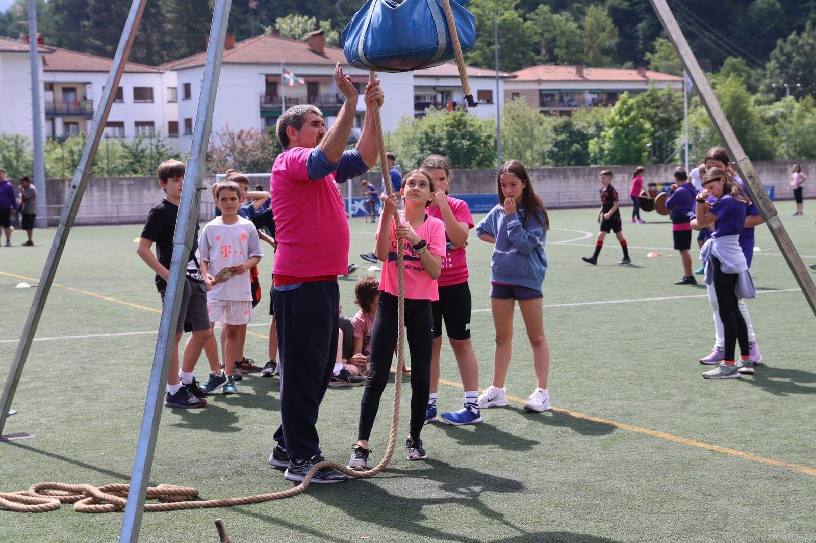 Futbol zelaia herri kirolen topaleku bihurtu dute Leintz Eskola Kirolekoek