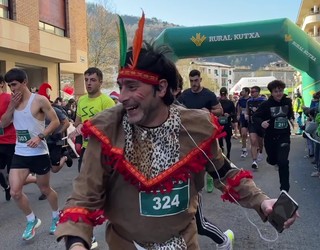 San Silvestre eguna umoretsu eta mozorrotuta ospatu dute Musakolan