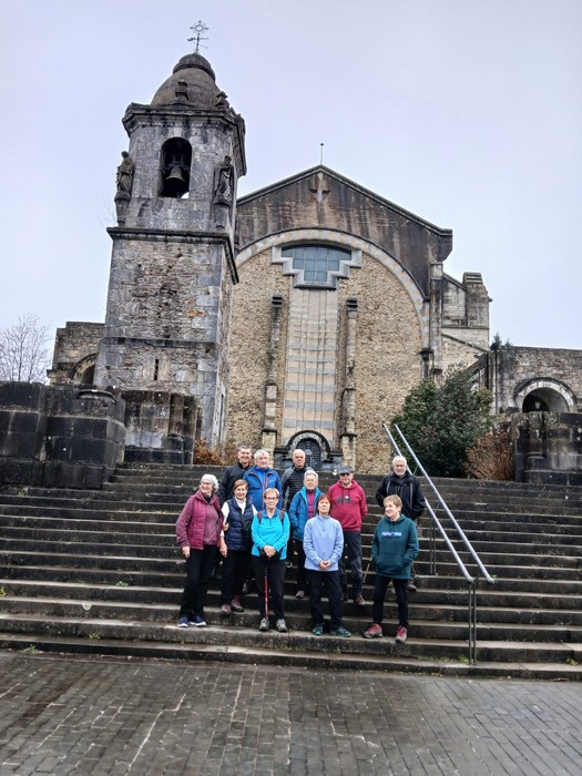 Urkiolara egin du urteko azken ibilaldia Aramaioko Lagunkoiak