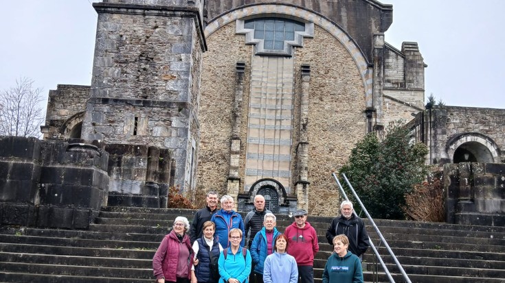 Urkiolara egin du urteko azken ibilaldia Aramaioko Lagunkoiak