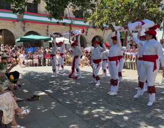 Txaloz eskertu dute aramaioarrek dantzarien emanaldia