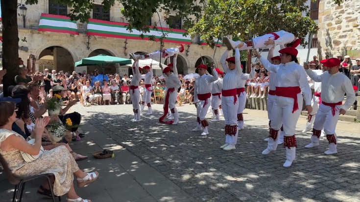 Txaloz eskertu dute aramaioarrek dantzarien emanaldia