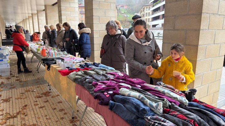 Antzuolako artisauek Gabonetako azoka egin dute